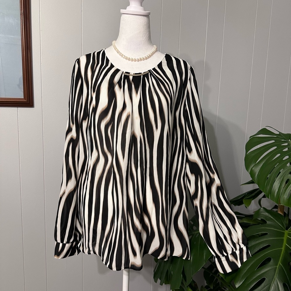 🛍️Worthington beautiful blouse with gold color accent front neckline.